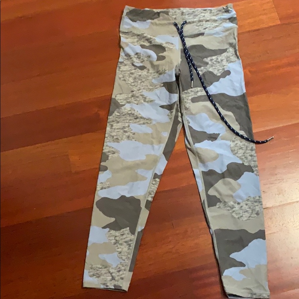 American Eagle camo leggings